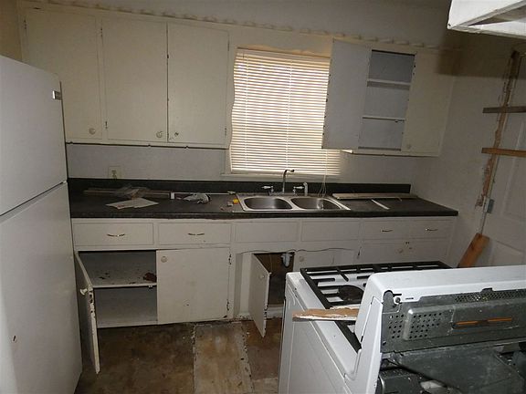 4th image of 715 NW 22nd St
