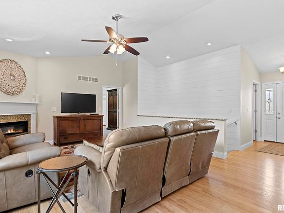 5th image of 395 Green Meadow Dr