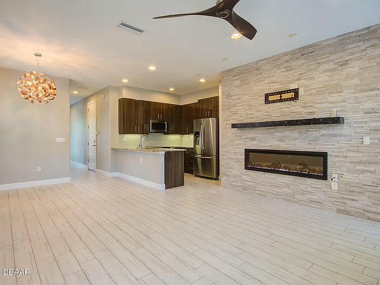1320 N Beach St — Photo 15