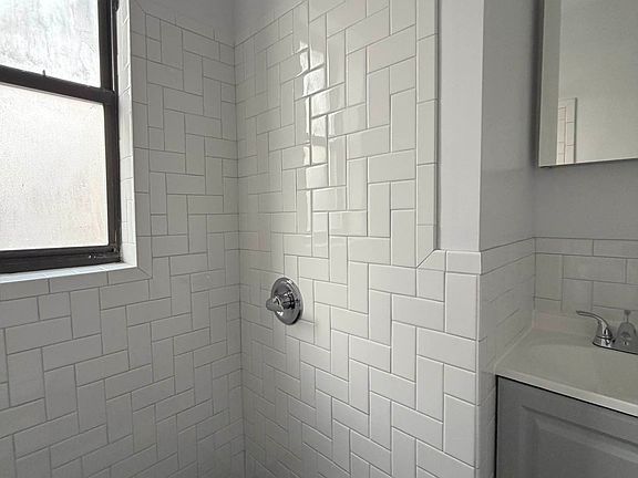 5th image of 209 W 13th St APT 30