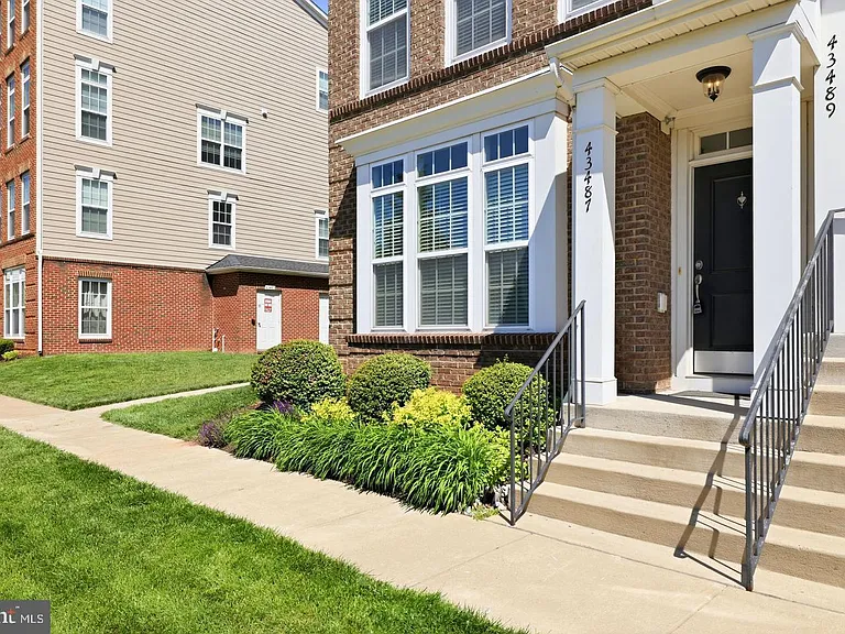 43487 Town Gate Sq — Photo 4