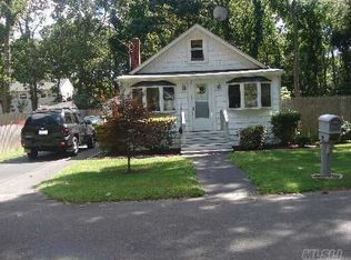 96 Hampton Ave, Mastic, NY 11950