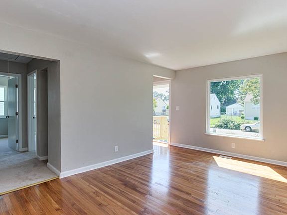 4th image of 3314 Peronne Ave