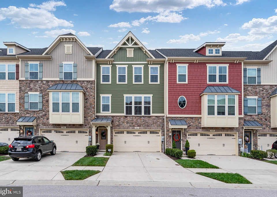1st image of 562 Fox River Hills Way
