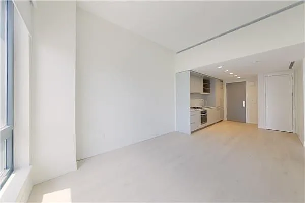 Rented by Siderow Residential Group | media 13