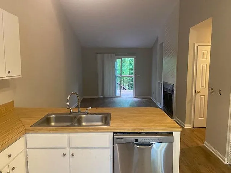 943 W Chatham St — Photo 3