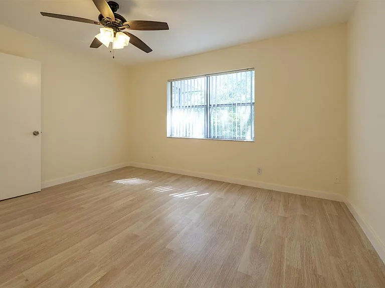 6061 N Falls Circle Dr #402 — Photo 19