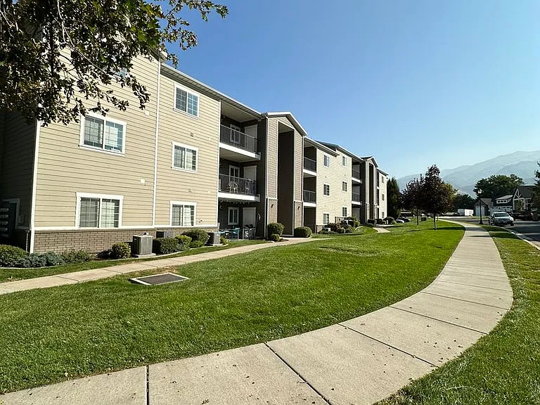 Creekside Oaks Apartments — Photo 11