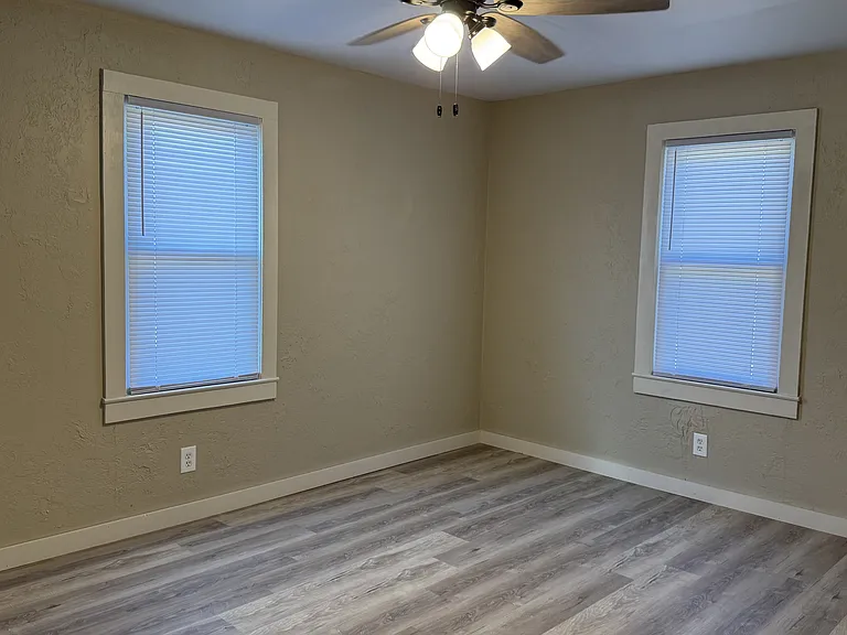 937 Vine St — Photo 15