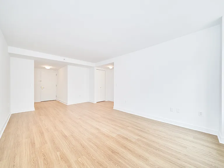 160 Riverside Blvd #14G — Photo 4