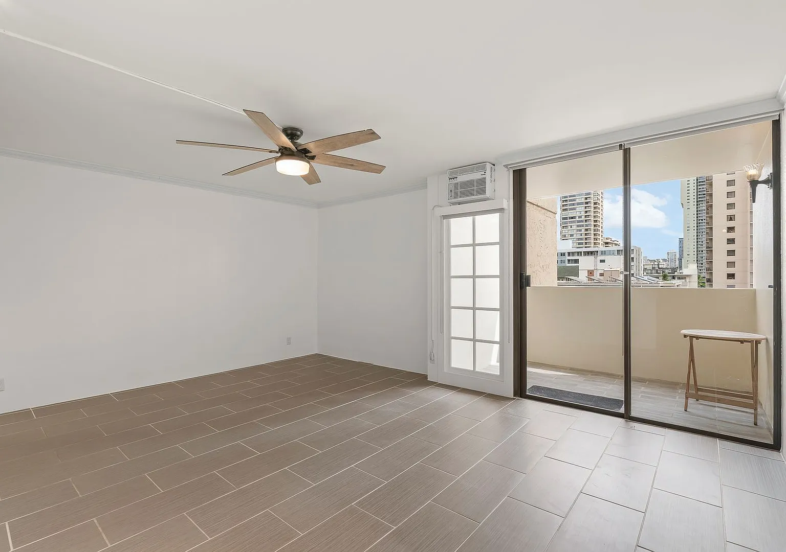 Modern 1-bedroom Condo in Waikiki — Photo 2