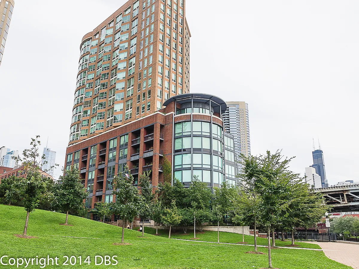 Building Photo - 600 N Kingsbury St #907