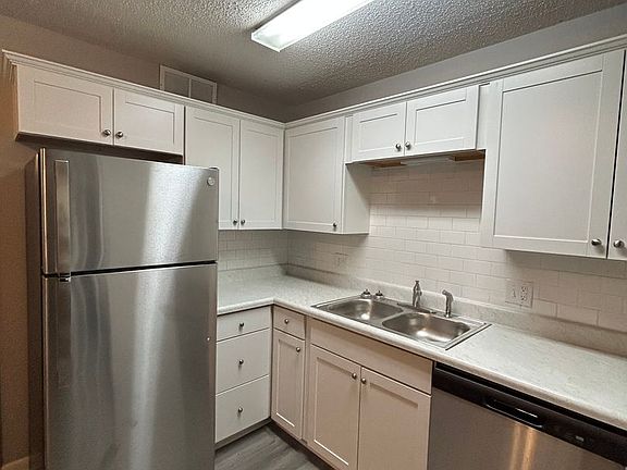 2nd image of 28 Stoneybrook Ln #14