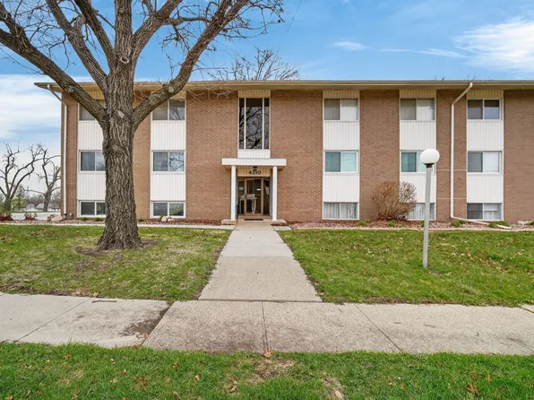 4210 62nd St APT 3, Urbandale, IA 50322