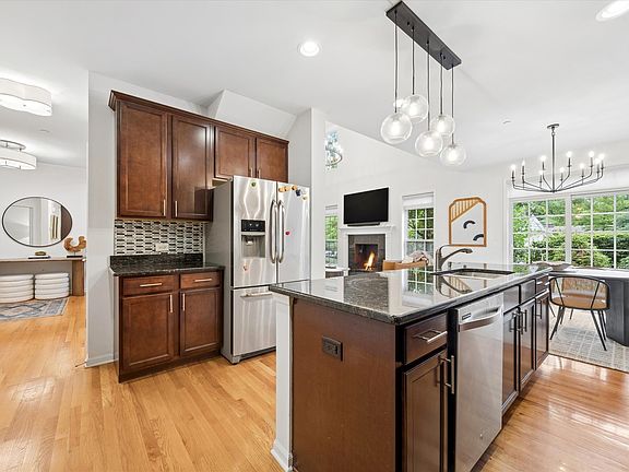 5th image of 1047 Hickory Dr
