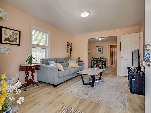 4th image of 1811 E Fairview Ave
