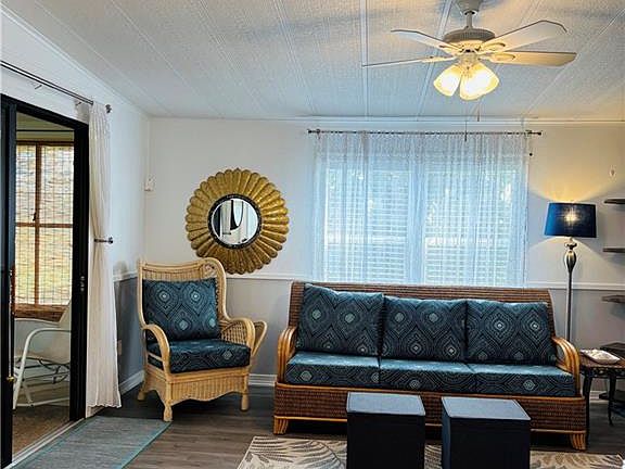 4th image of 618 Charlemagne BLVD