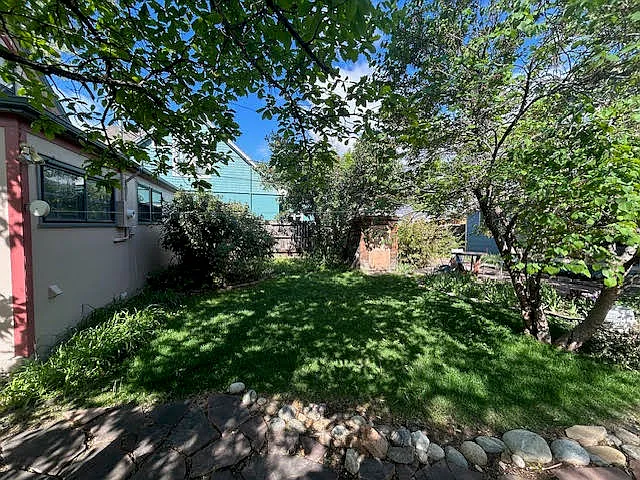 2033 Pine St — Photo 3