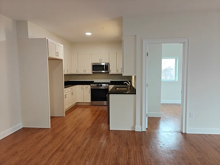 10 Franklin Ave #201 — Photo 4