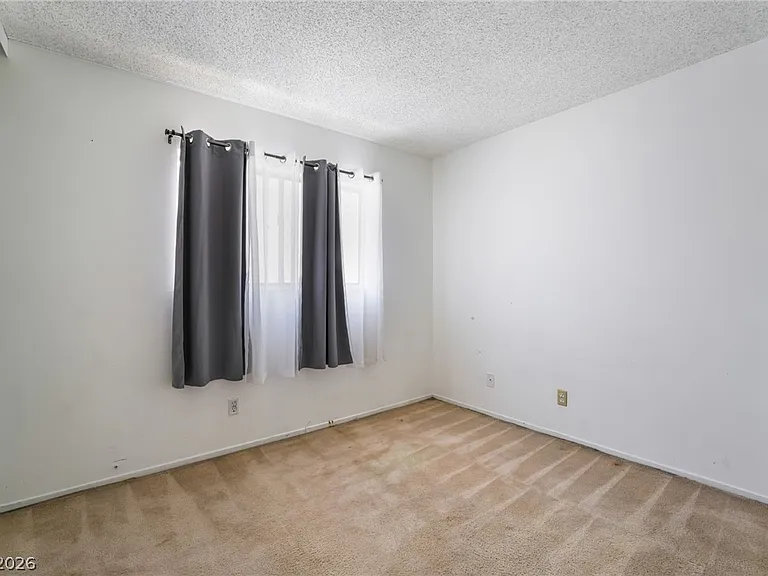 2102 E Russell Rd — Photo 18