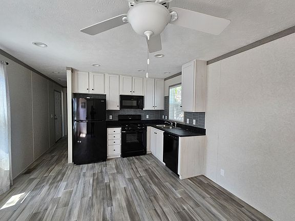 2nd image of 2416 Catalpa St #105