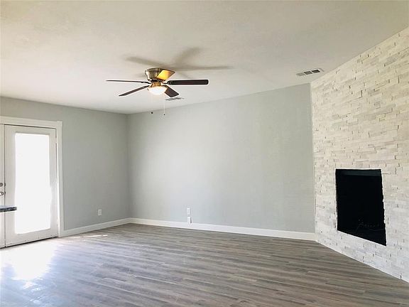 3rd image of 107 Creekview Dr W