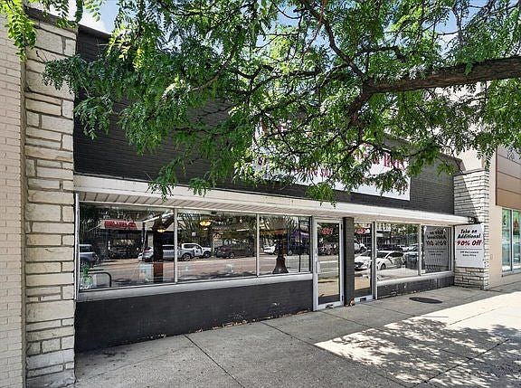 3rd image of 607 W Roosevelt Rd