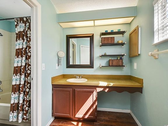 5th image of 1011 McCully Ct