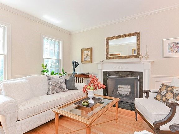 4th image of 19 Brookdale Ave