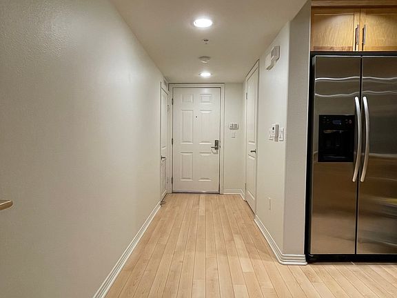 4th image of 931 E Walnut St Unit 115