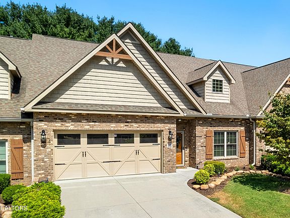 2nd image of 921 Bishop Knoll Ln