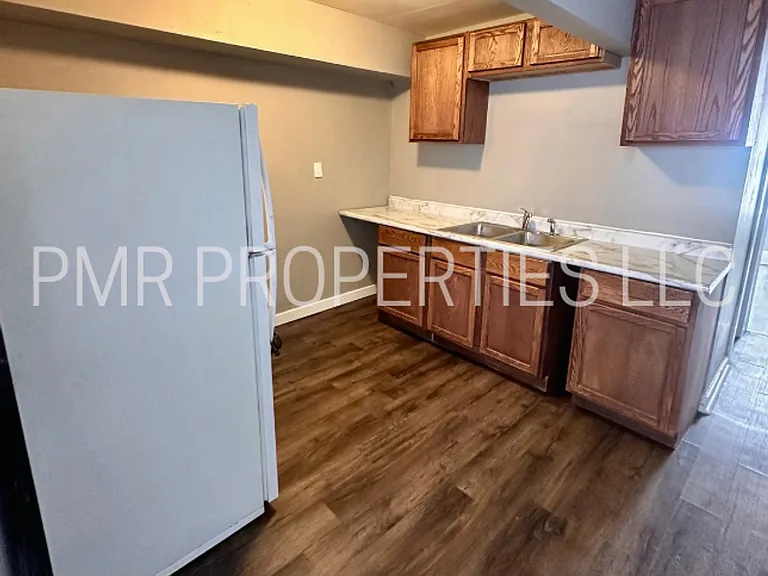 828 Avenue B — Photo 4