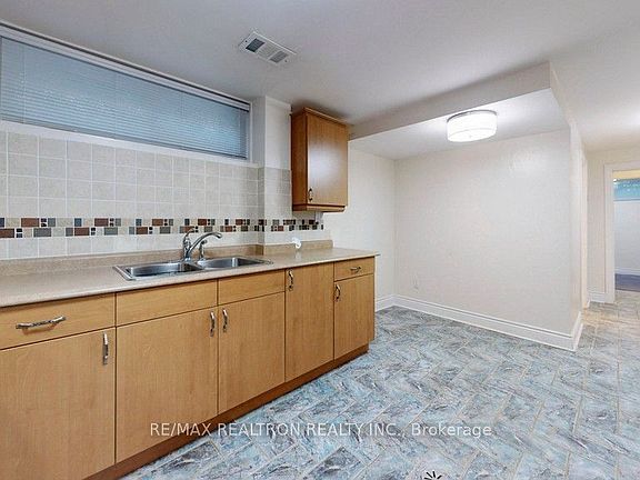 5th image of 31 Whitelock Cres #Basement