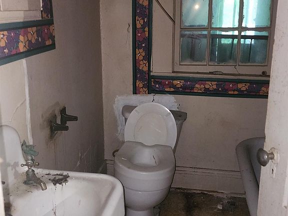 5th image of 218 Gray St