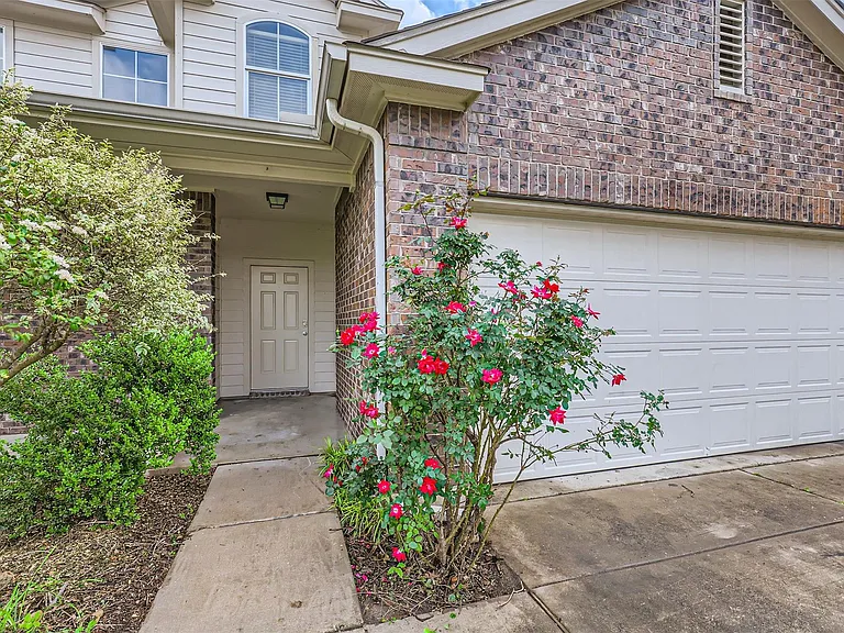 131 Lavaca Loop — Photo 1