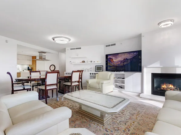 8 Smithe Mews, Vancouver, BC