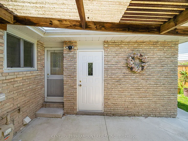 11 Gondola Cres — Photo 2