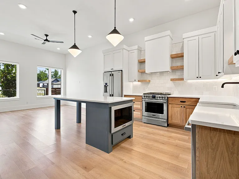 529 SW 5th St — Photo 3