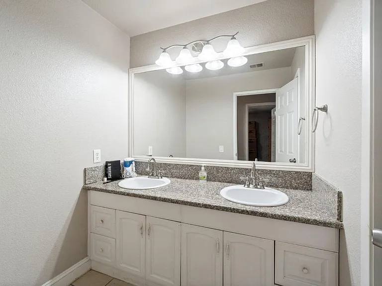 1050 E Fallbrook Ave — Photo 12