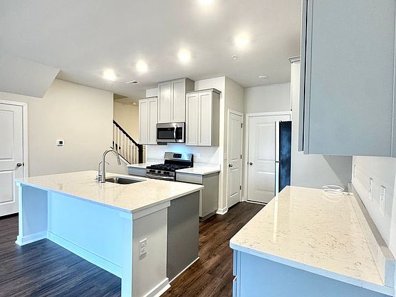 5th image of 7512 Clayton Ave