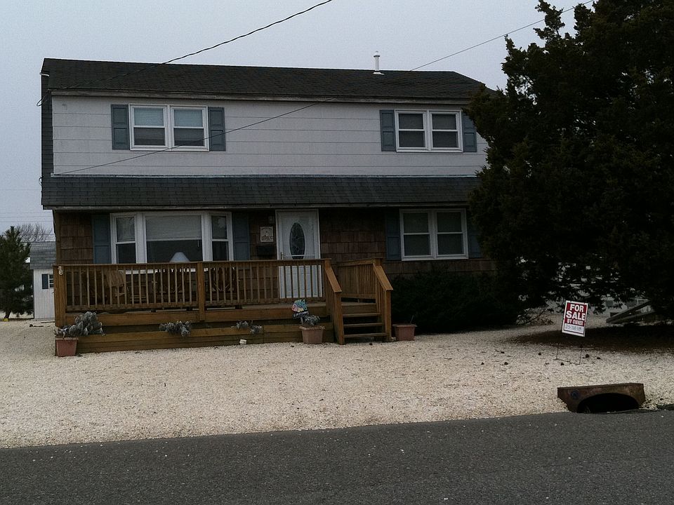 Well maintained large 5 bedroom home in heart of Surf City
