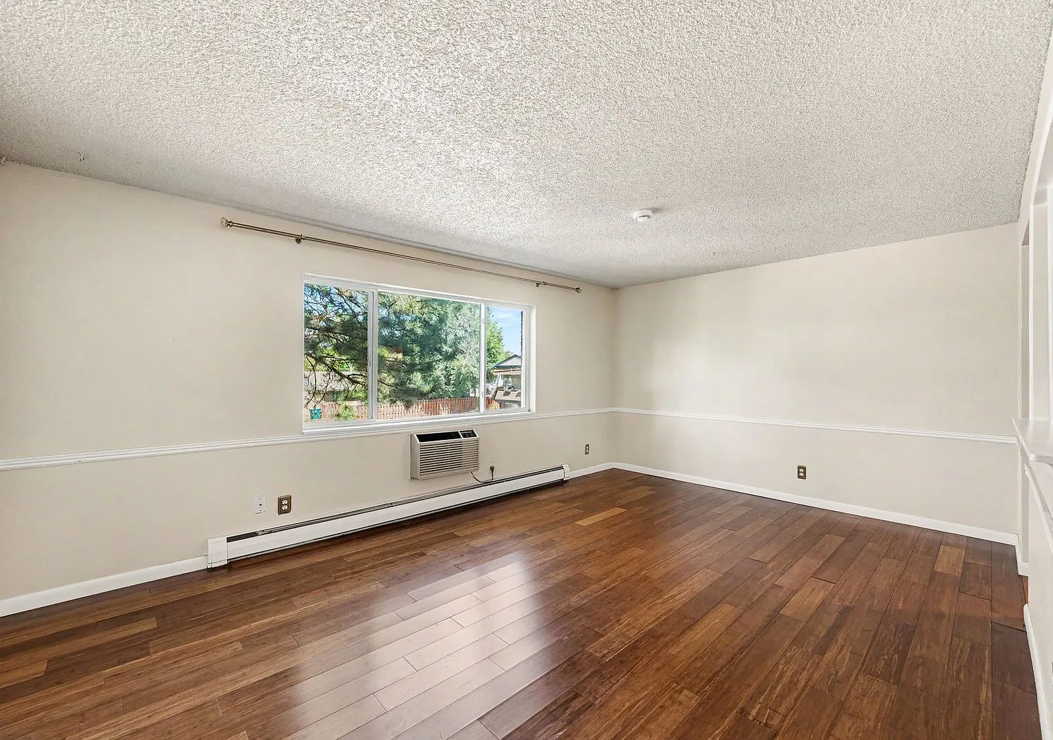 Comfortable 2BR Lakewood Condo with Secure Building Access — Photo 3