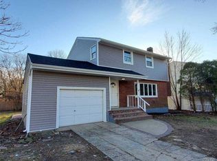 6 Bowdoin Rd, Centereach, NY 11720