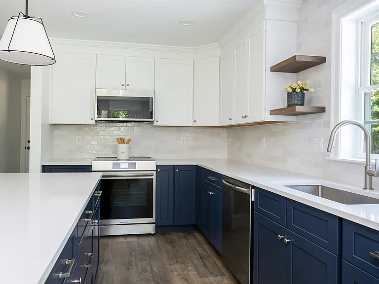 65 Great Neck Rd — Photo 13