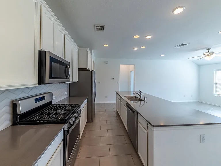 801 S San Marcos St — Photo 6