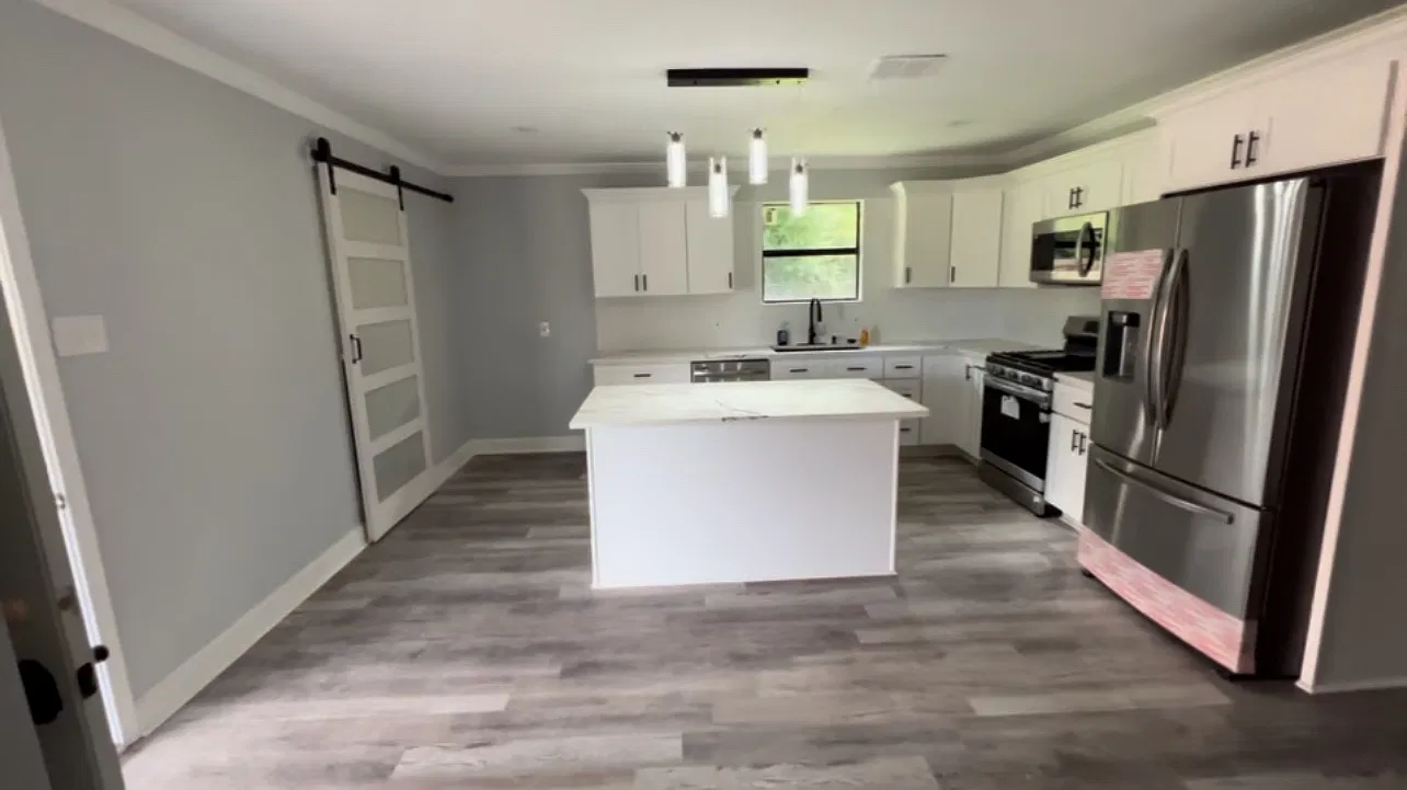 814 Sundale Dr — Photo 3