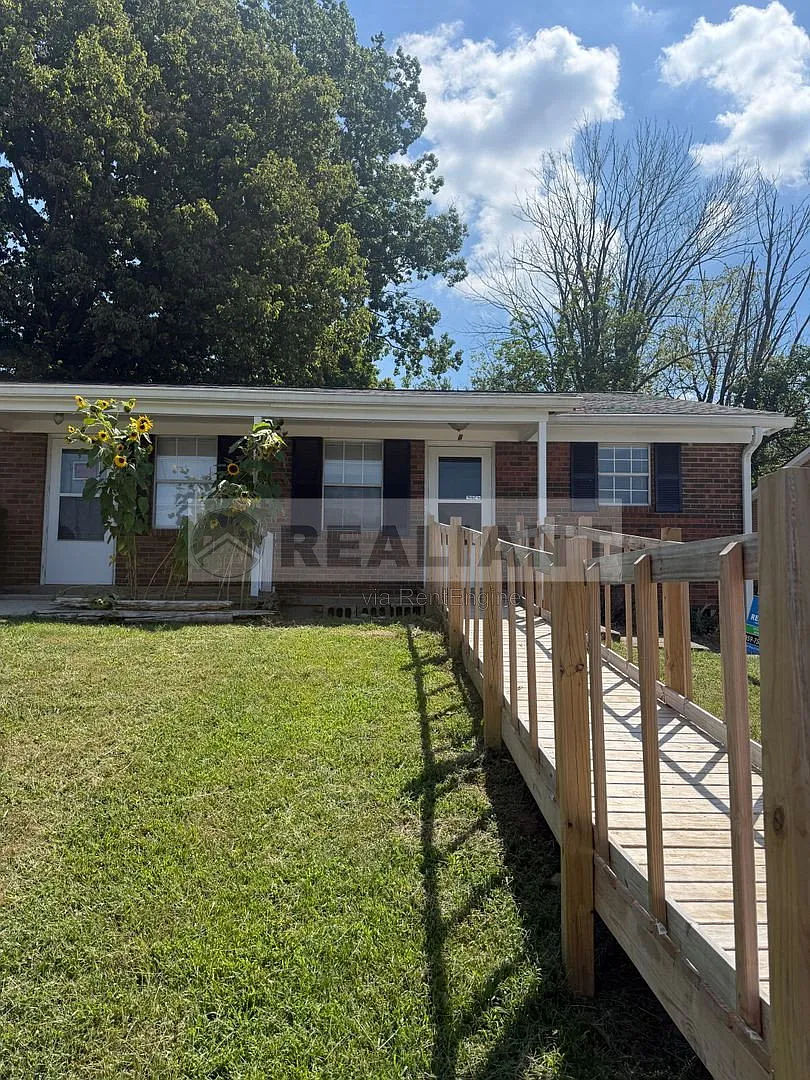2 bed, 1.0 bath, 1100 sqft, $1,195 — Photo 1