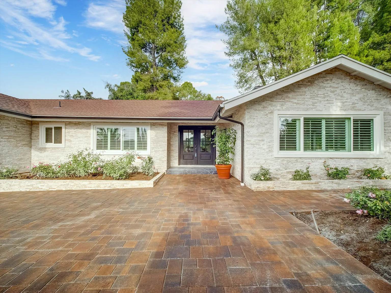 4 bed, 3267 sqft, $11,995 — Photo 3