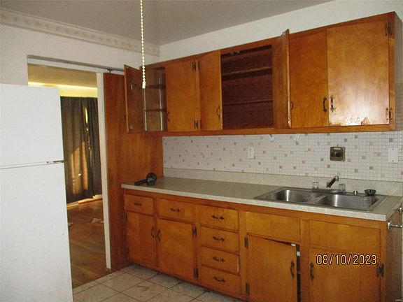 2nd image of 616 Holiday Ave