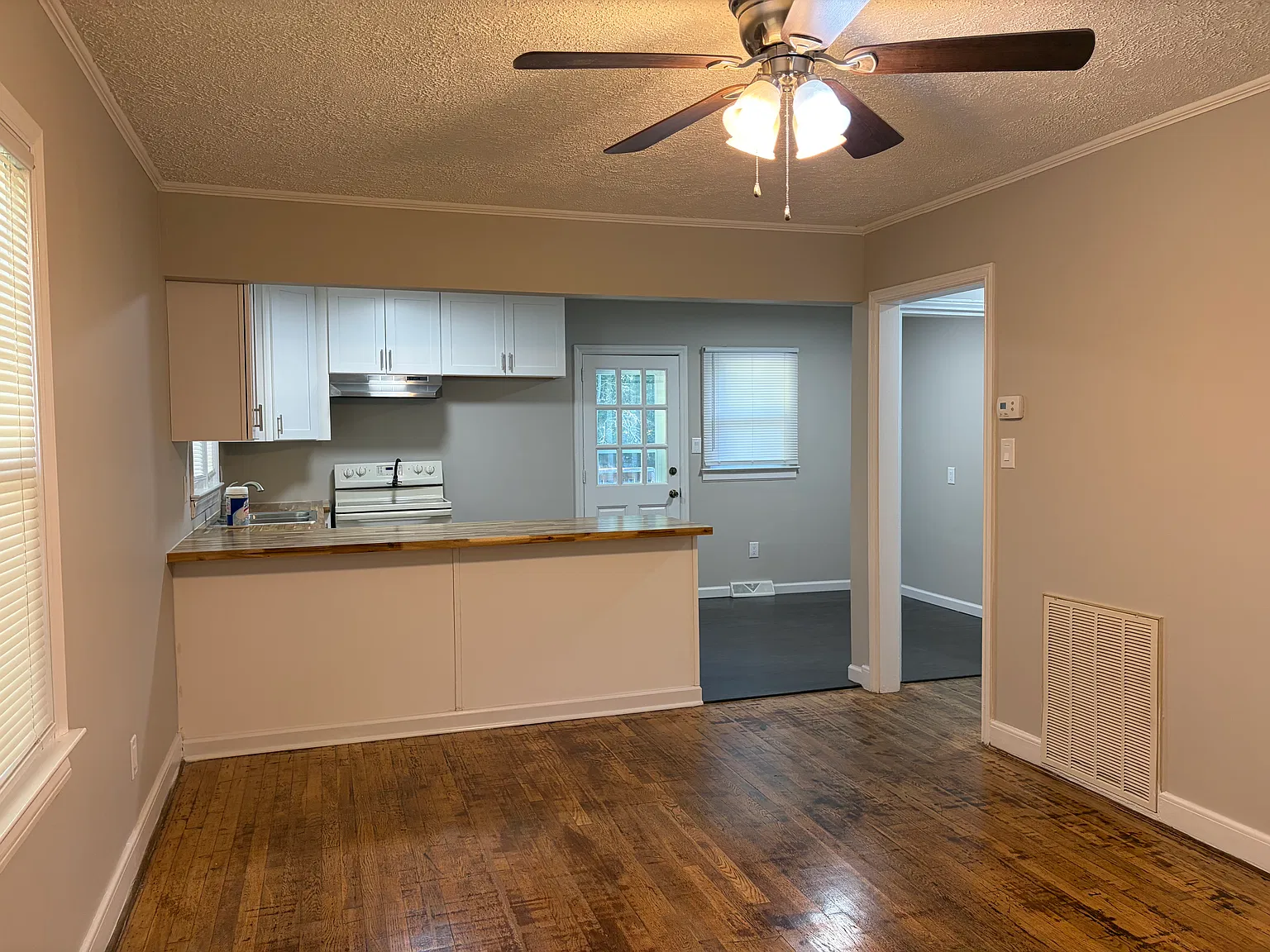 3 bed, 1000 sqft, $1,250 — Photo 2